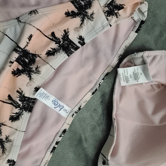 Bikini - Picture 2 of 3